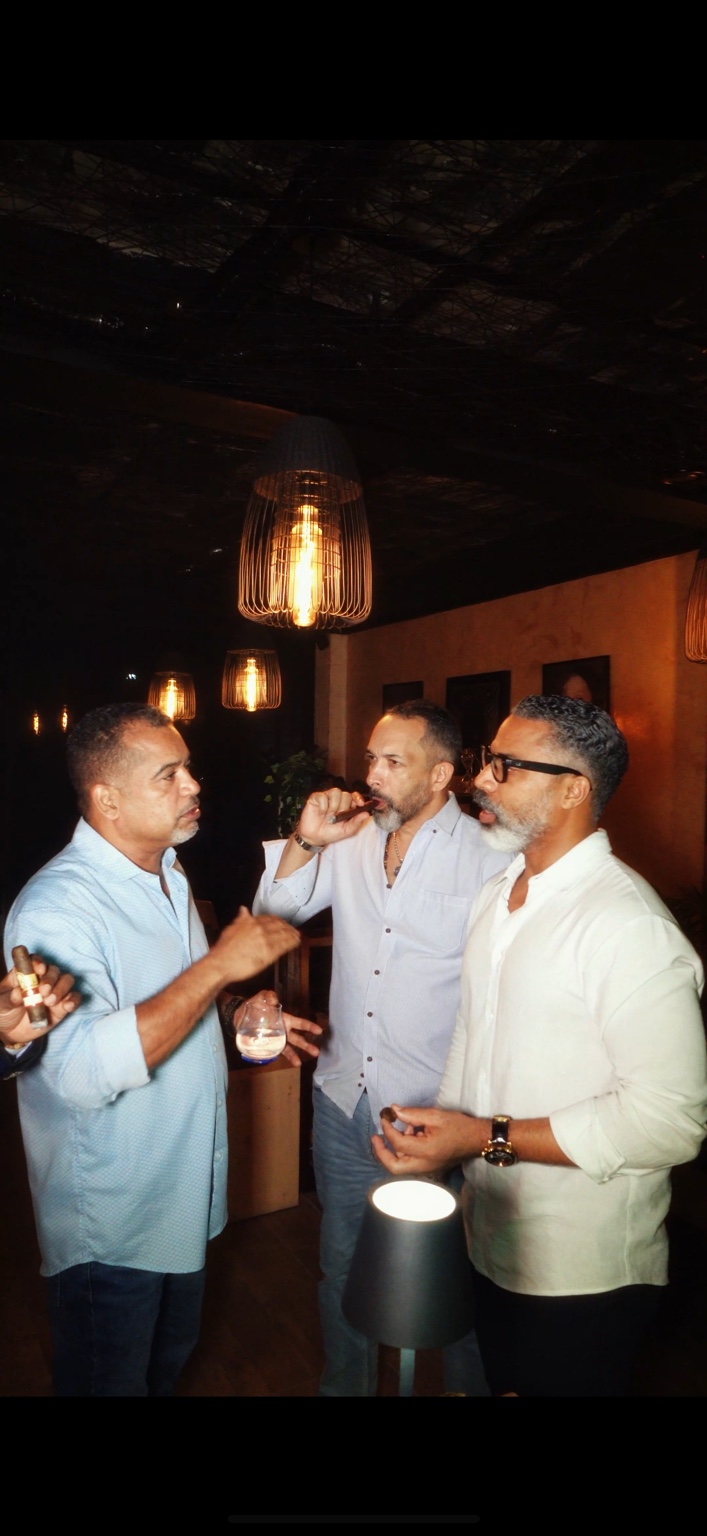Invitados compartiendo durante un encuentro anterior