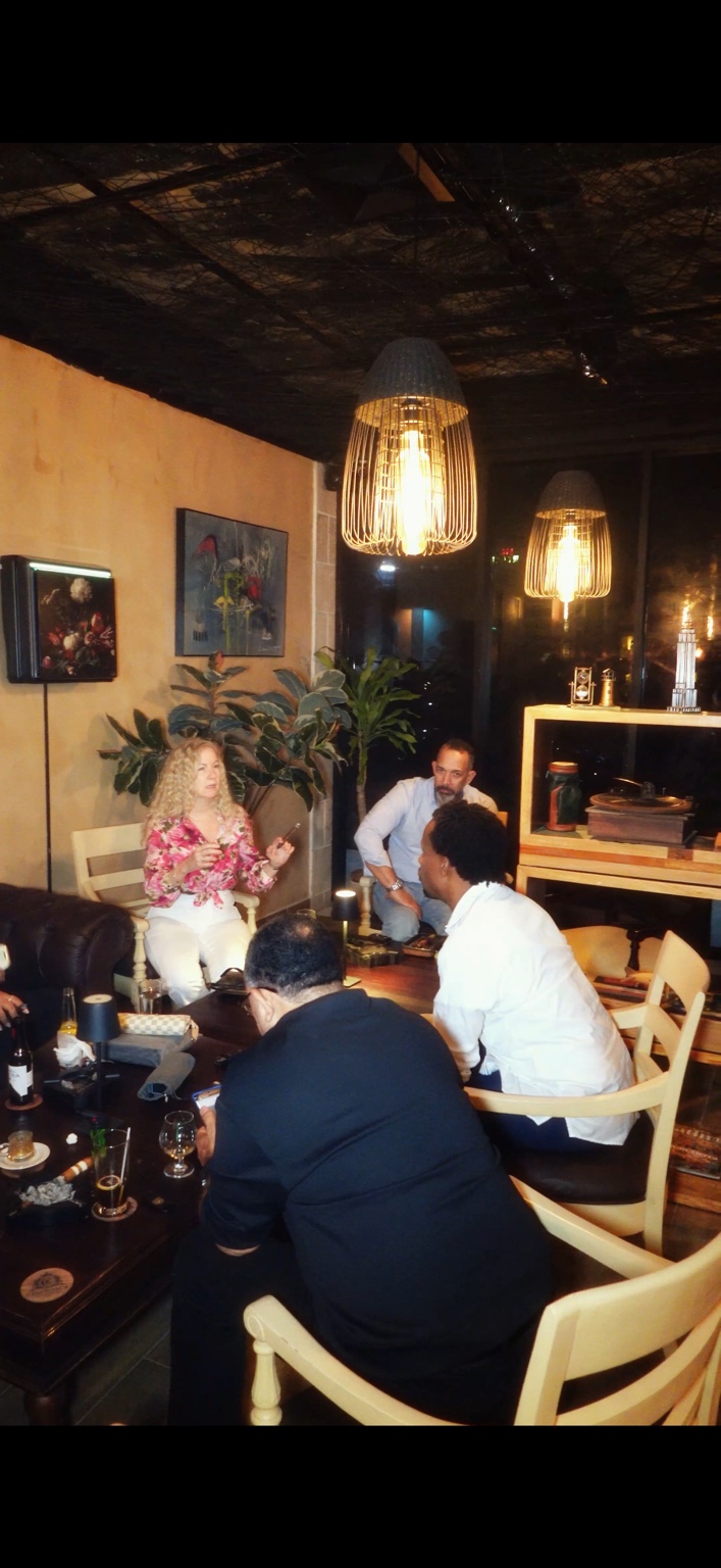 Ambiente interior de CanaBlanca Cigar Lounge